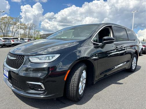 Brilliant Black Crystal Pearlcoat 2023 Chrysler Pacifica Touring L