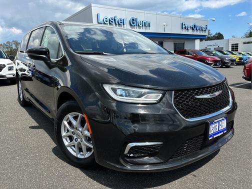 Brilliant Black Crystal Pearlcoat 2023 Chrysler Pacifica Touring L