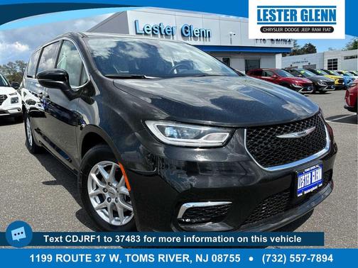 Brilliant Black Crystal Pearlcoat 2023 Chrysler Pacifica Touring L