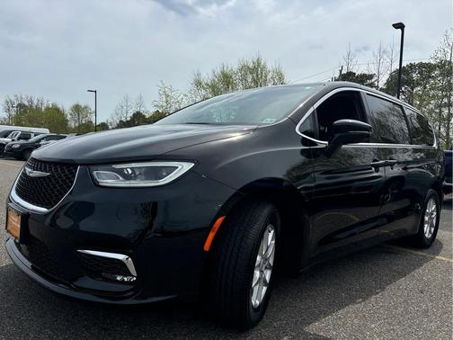 Diamond Black Crystal Pearlcoat 2025 Chrysler Pacifica L