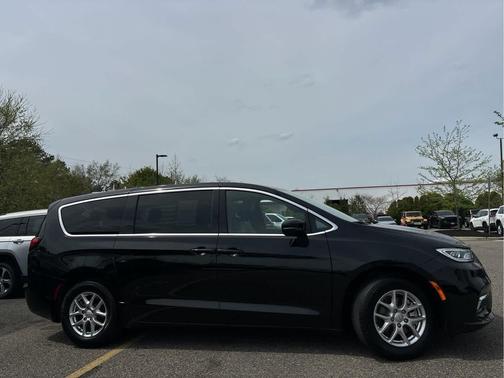 Diamond Black Crystal Pearlcoat 2025 Chrysler Pacifica L