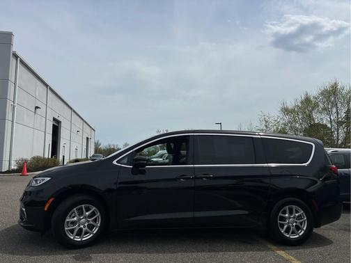 Diamond Black Crystal Pearlcoat 2025 Chrysler Pacifica L