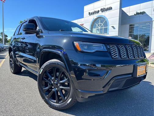 Diamond Black Crystal Pearlcoat 2022 Jeep Grand Cherokee Laredo