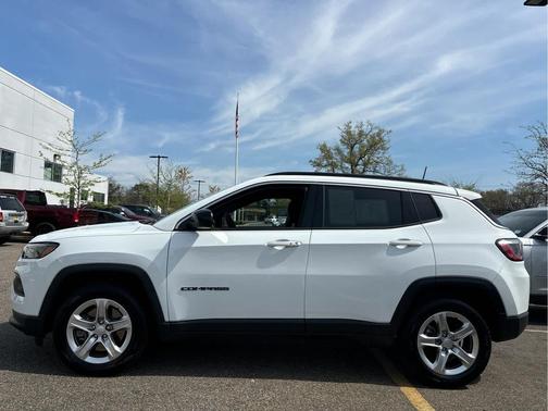 Bright White Clearcoat 2023 Jeep Compass Latitude