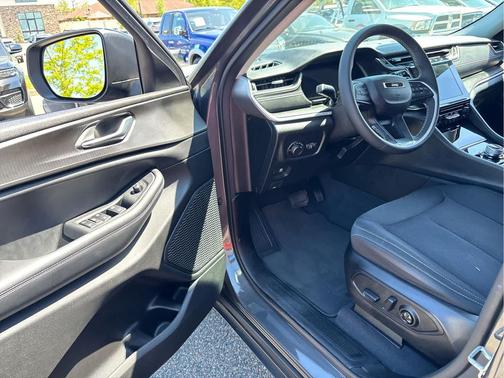 Baltic Gray Metallic Clearcoat 2023 Jeep Grand Cherokee Laredo