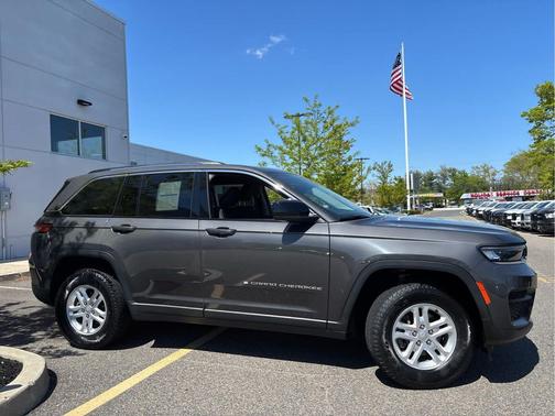 Baltic Gray Metallic Clearcoat 2023 Jeep Grand Cherokee Laredo