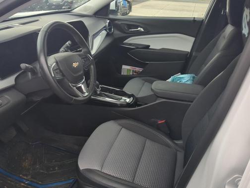 Summit White 2025 Chevrolet Trax LT