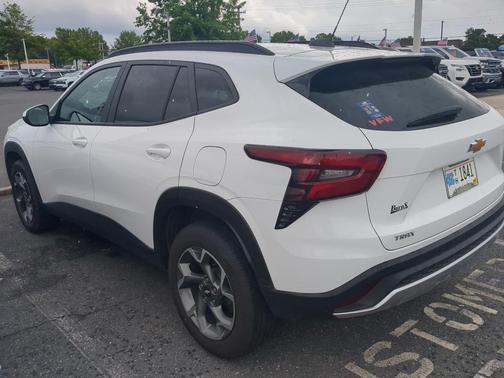 Summit White 2025 Chevrolet Trax LT