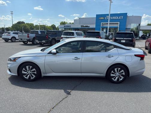 Brilliant Silver Metallic 2022 Nissan Altima S FWD