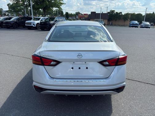 Brilliant Silver Metallic 2022 Nissan Altima S FWD