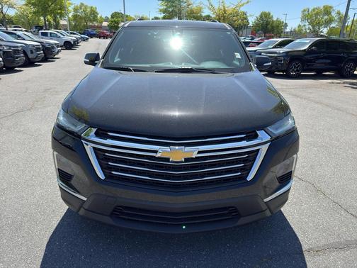 Mosaic Black Metallic 2022 Chevrolet Traverse LT Cloth