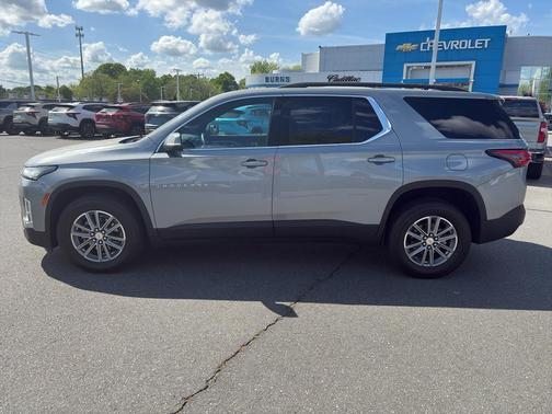 Sterling Gray Metallic 2023 Chevrolet Traverse LT Cloth