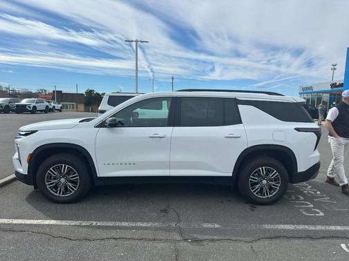 2024 Chevrolet Traverse LT