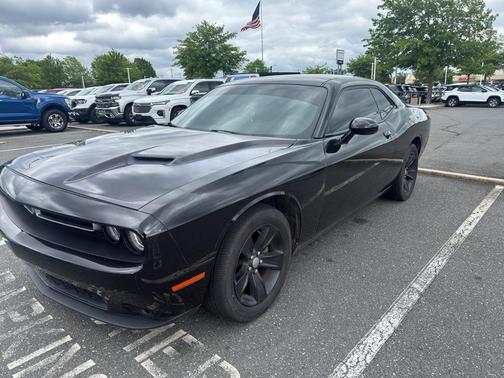 Pitch Black Clearcoat 2019 Dodge Challenger SXT
