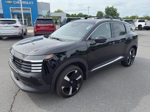 Super Black 2025 Nissan Kicks SR
