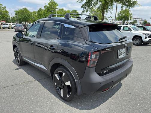 Super Black 2025 Nissan Kicks SR