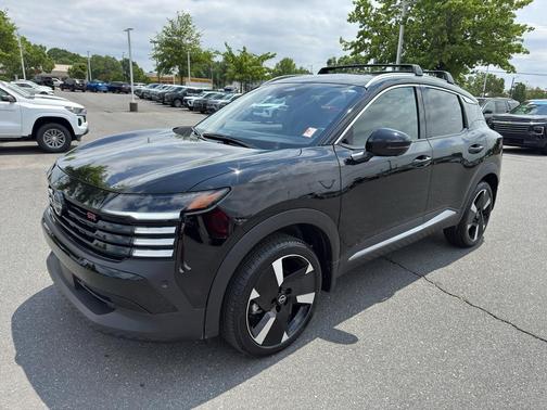 Super Black 2025 Nissan Kicks SR