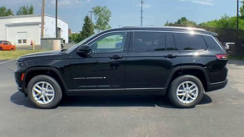 Diamond Black Crystal Pearlcoat 2023 Jeep Grand Cherokee L Laredo