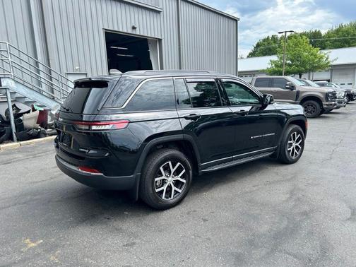 Diamond Black Crystal Pearlcoat 2024 Jeep Grand Cherokee Limited