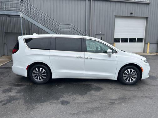 Bright White Clearcoat 2022 Chrysler Pacifica Hybrid Touring L