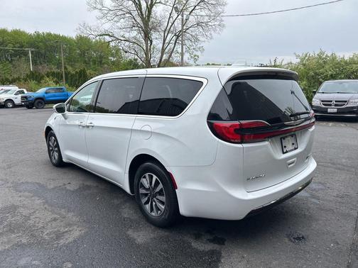 Bright White Clearcoat 2022 Chrysler Pacifica Hybrid Touring L