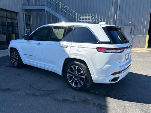 Bright White Clearcoat 2023 Jeep Grand Cherokee Overland
