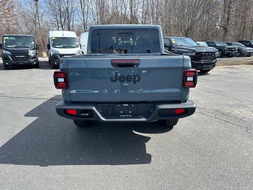 Anvil Clearcoat 2026 Jeep Gladiator Sahara 4x4