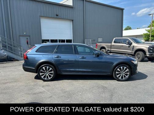 Denim Blue Metallic 2024 Volvo V90 Cross Country B6 Plus