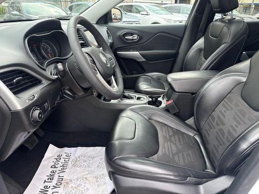 Bright White Clearcoat 2022 Jeep Cherokee X 4x4