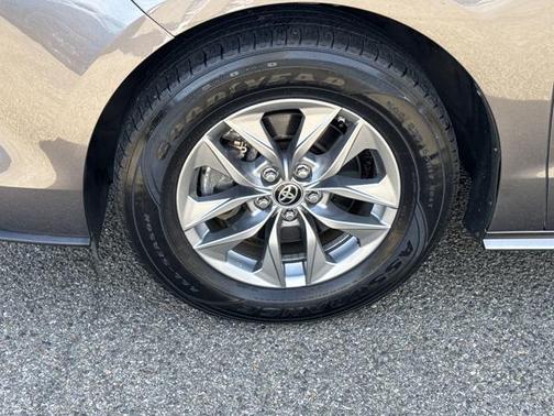 2021 Toyota Sienna LE