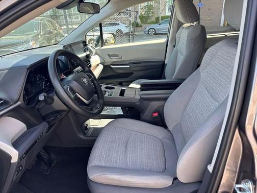 2021 Toyota Sienna LE