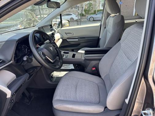 2021 Toyota Sienna LE