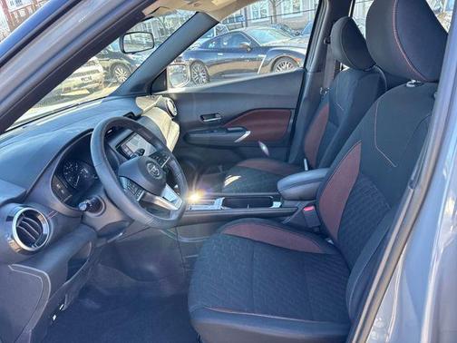 Boulder Gray Pearl/Super Black 2021 Nissan Kicks SR