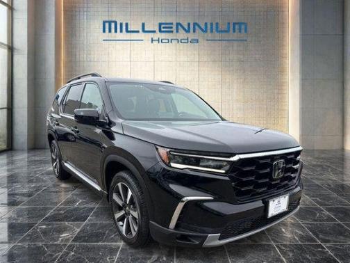 Crystal Black Pearl 2023 Honda Pilot Touring 8-Passenger