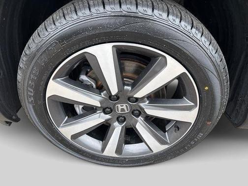 Crystal Black Pearl 2023 Honda Pilot Touring 8-Passenger