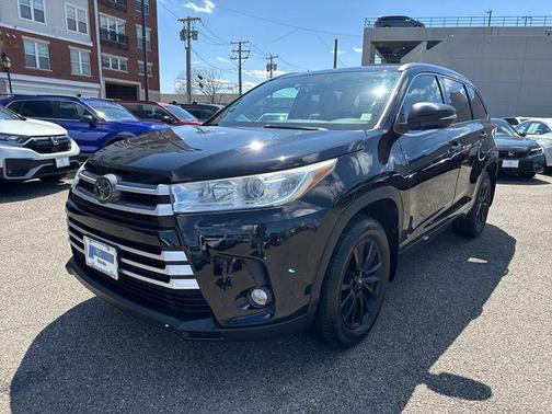 Midnight Black Metallic 2018 Toyota Highlander XLE