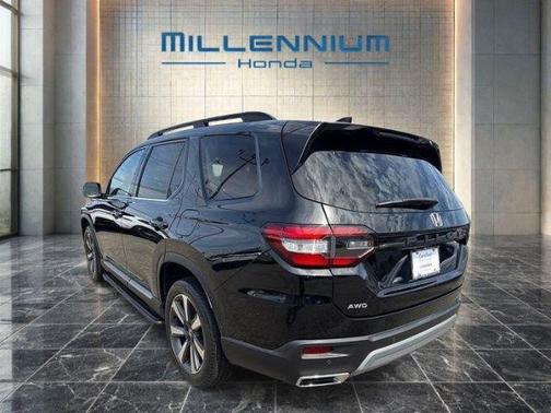 Crystal Black Pearl 2023 Honda Pilot Touring 8-Passenger