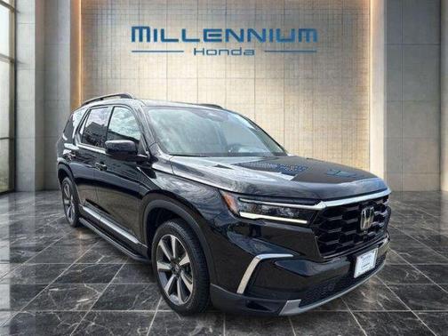 Crystal Black Pearl 2023 Honda Pilot Touring 8-Passenger