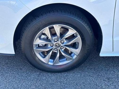 2022 Toyota Sienna LE