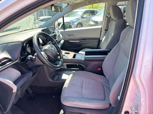 2022 Toyota Sienna LE