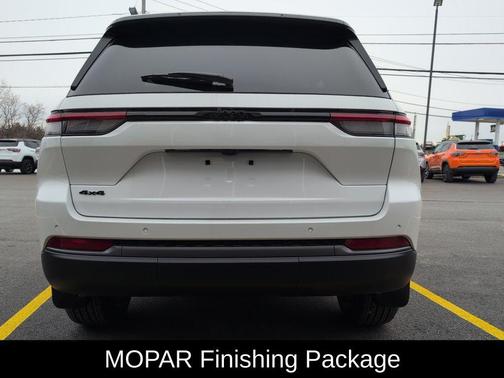 Bright White Clearcoat 2026 Jeep Grand Cherokee Altitude
