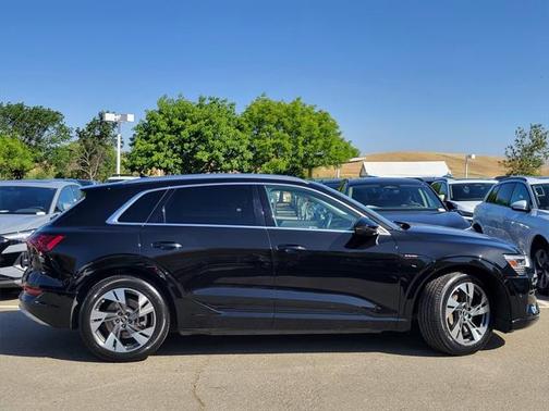 2022 Audi e-tron Premium Plus