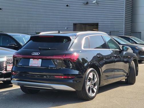2022 Audi e-tron Premium Plus