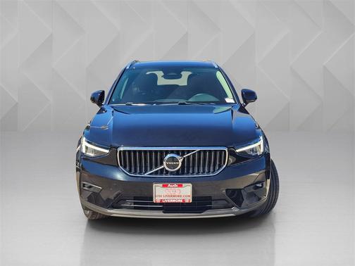 2025 Volvo XC40 B5 Plus Bright Theme