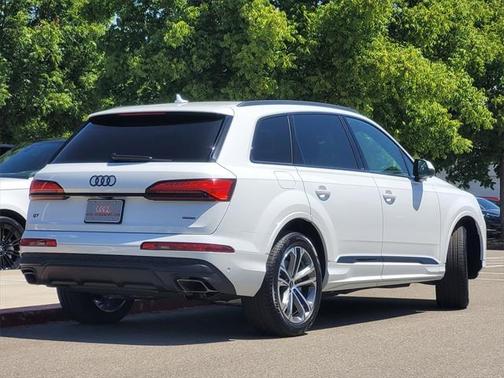 2025 Audi Q7 45 Premium Plus