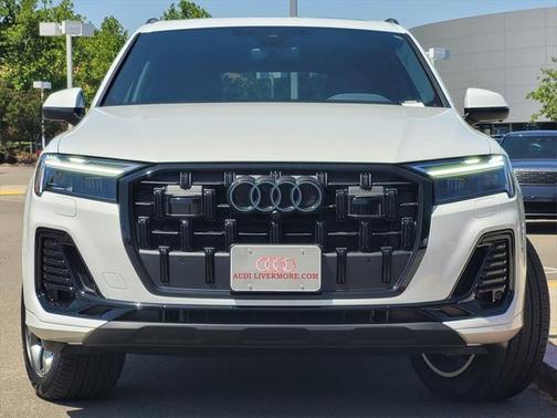 2025 Audi Q7 45 Premium Plus