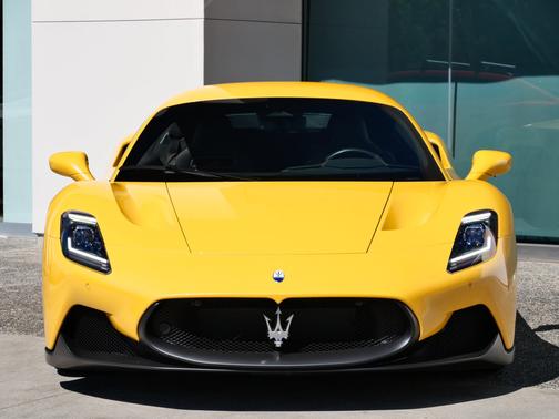Giallo 2023 Maserati MC20 Base