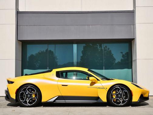 Giallo 2023 Maserati MC20