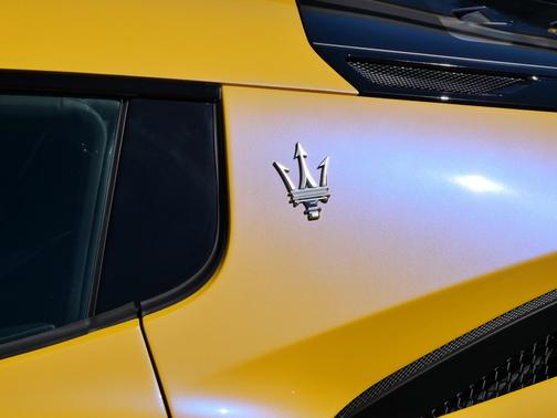 Giallo 2023 Maserati MC20 Base