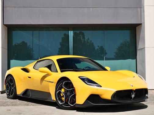 Giallo 2023 Maserati MC20 Base